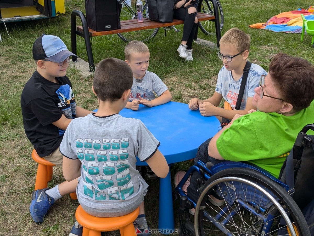 Radosny Świetlicobus na osiedlu Centrum [05.07.2024] - zdjęcie #17 - eOstroleka.pl