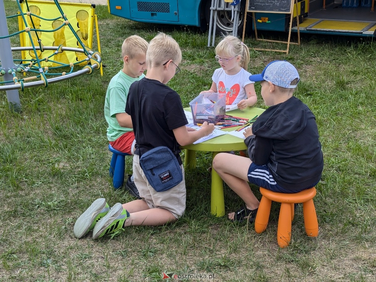 Radosny Świetlicobus na osiedlu Centrum [05.07.2024] - zdjęcie #16 - eOstroleka.pl