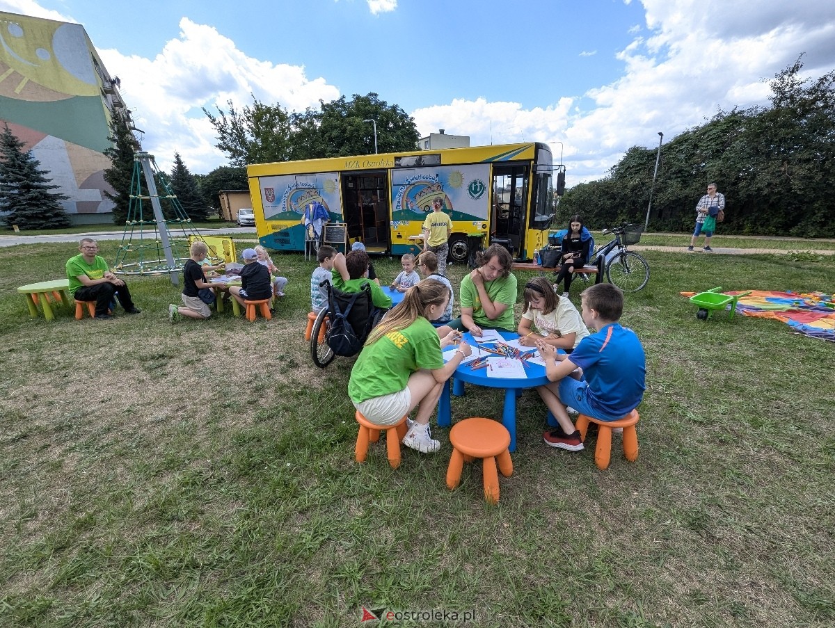 Radosny Świetlicobus na osiedlu Centrum [05.07.2024] - zdjęcie #14 - eOstroleka.pl