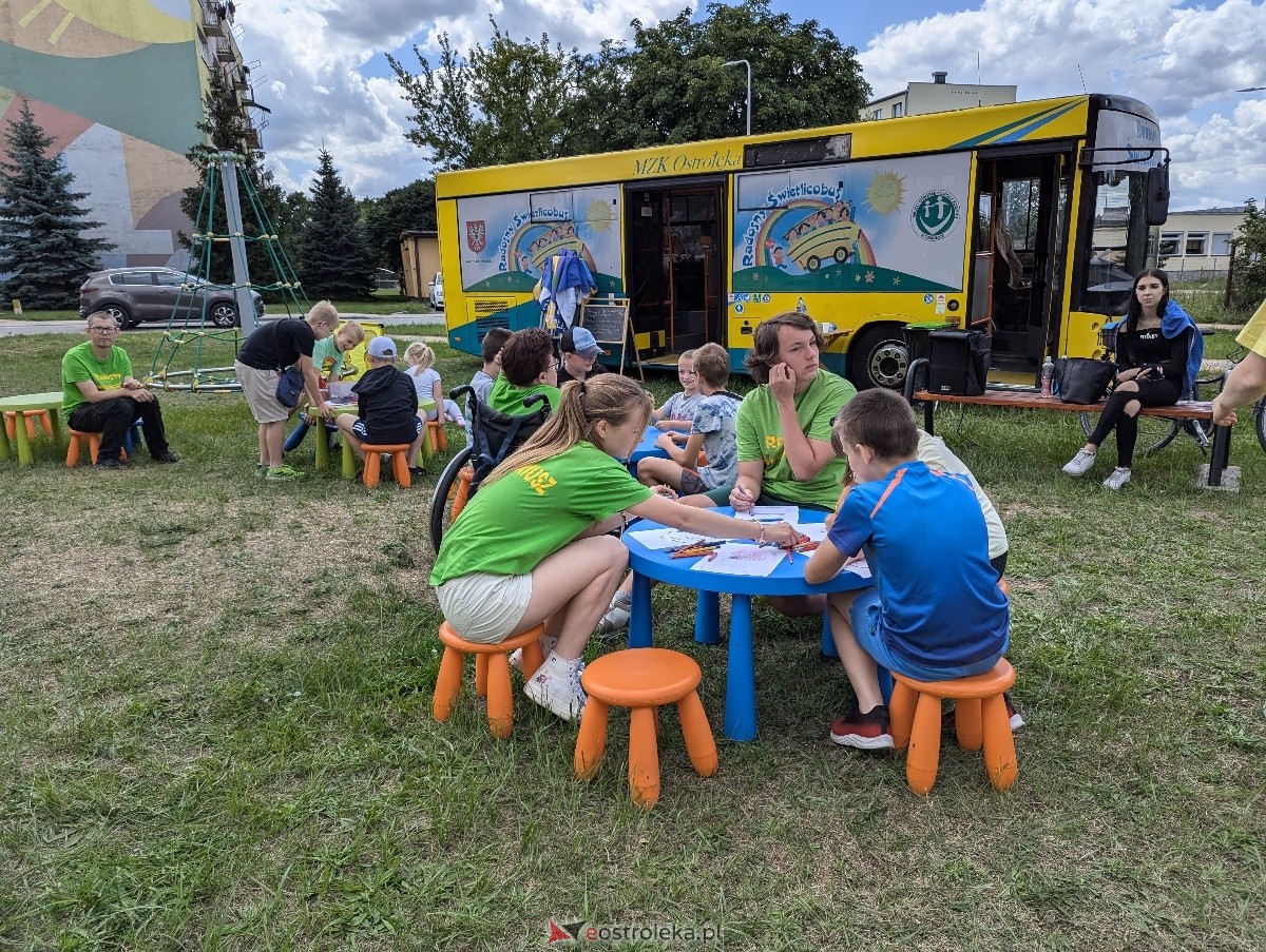 Radosny Świetlicobus na osiedlu Centrum [05.07.2024] - zdjęcie #13 - eOstroleka.pl