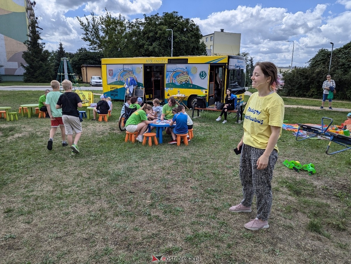 Radosny Świetlicobus na osiedlu Centrum [05.07.2024] - zdjęcie #12 - eOstroleka.pl
