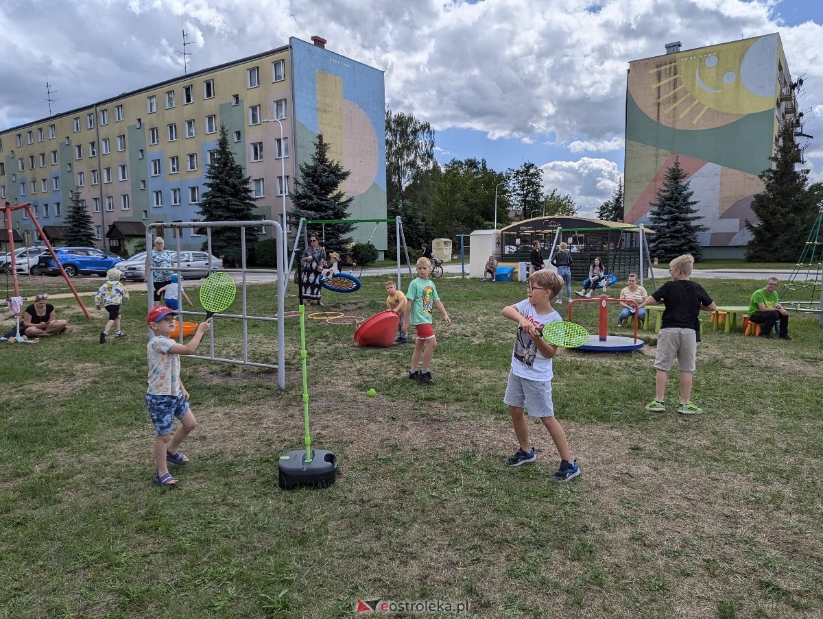 Radosny Świetlicobus na osiedlu Centrum [05.07.2024] - zdjęcie #11 - eOstroleka.pl