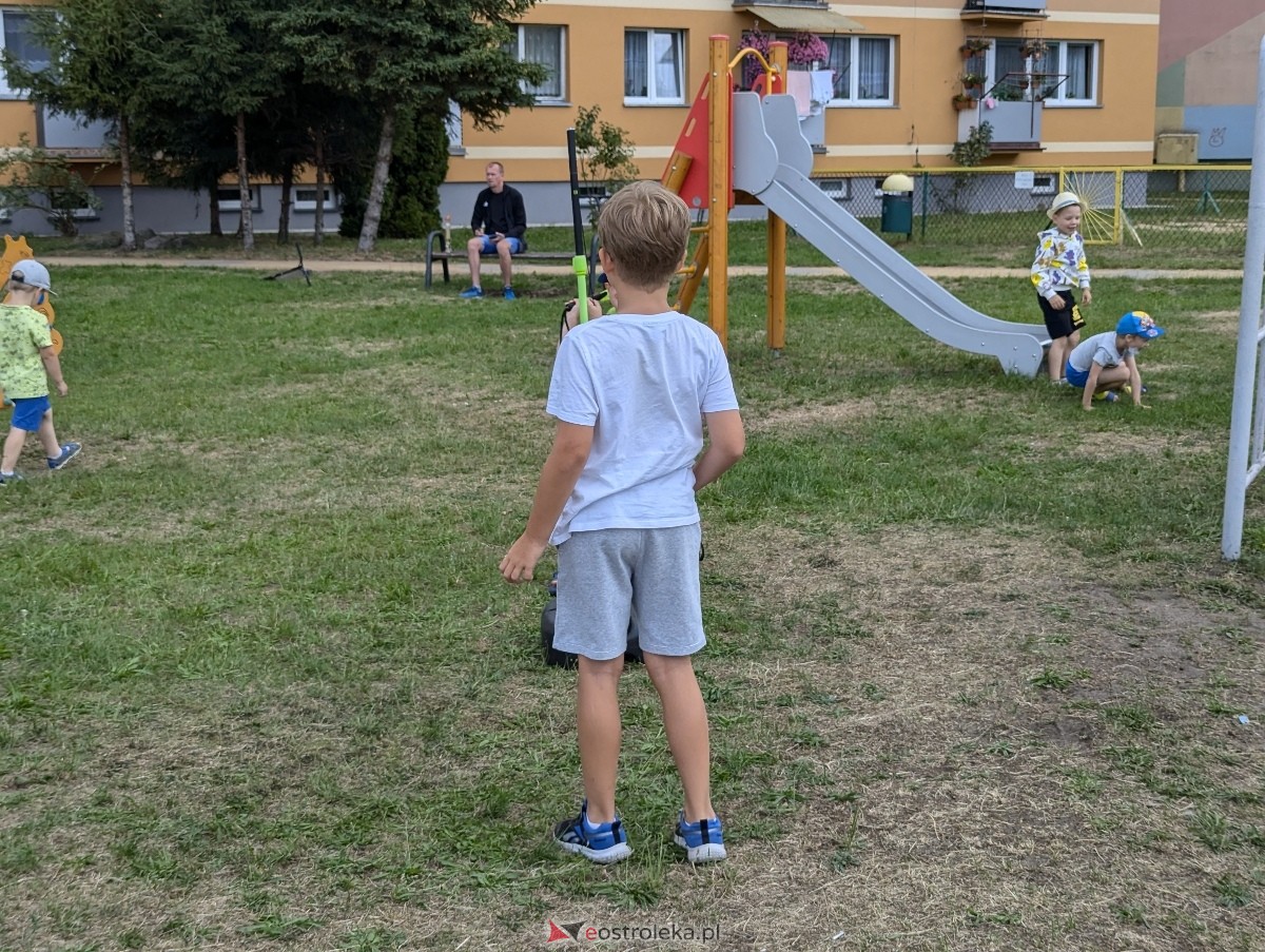 Radosny Świetlicobus na osiedlu Centrum [05.07.2024] - zdjęcie #10 - eOstroleka.pl