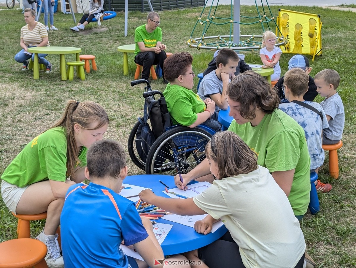Radosny Świetlicobus na osiedlu Centrum [05.07.2024] - zdjęcie #9 - eOstroleka.pl