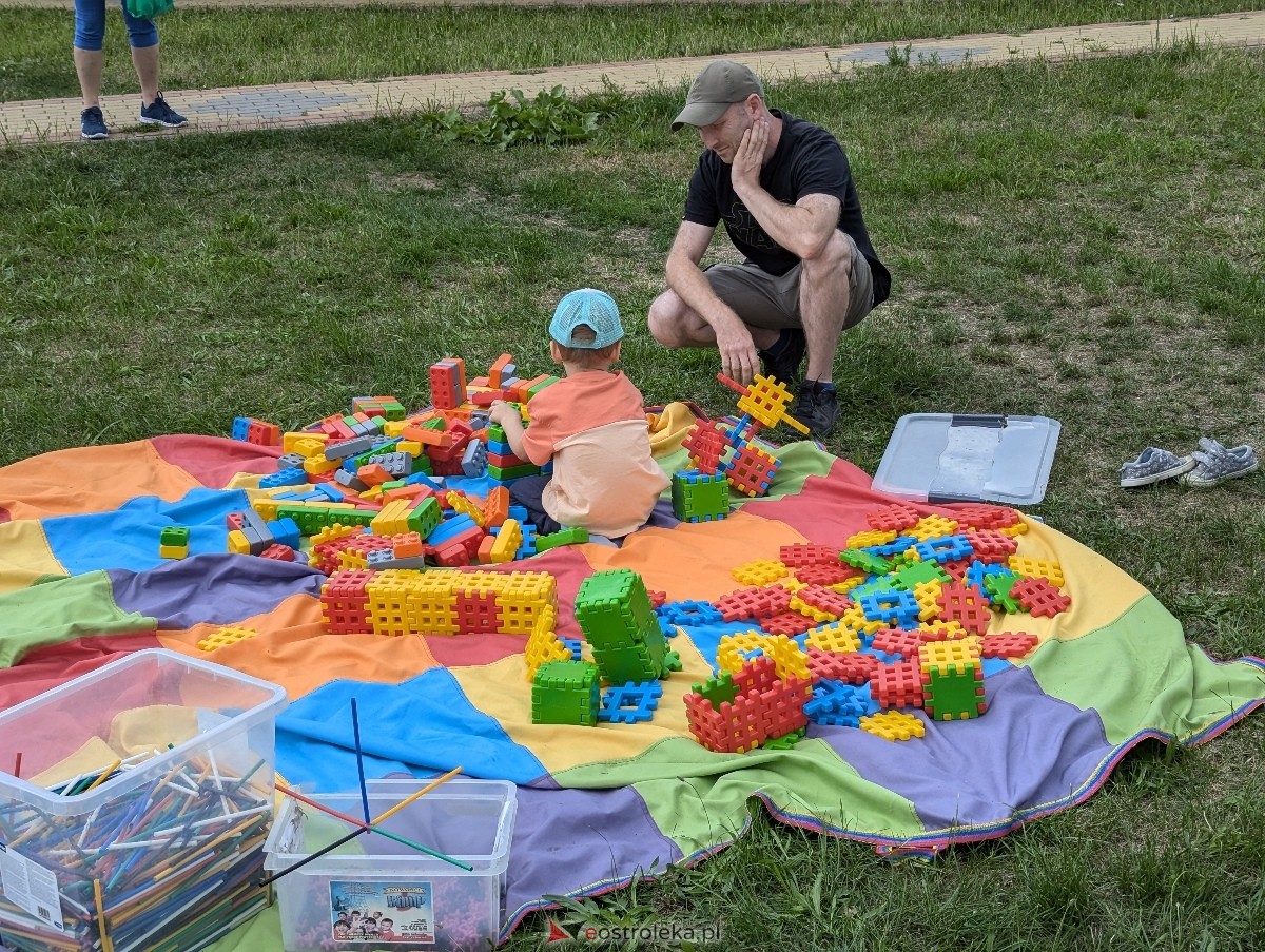 Radosny Świetlicobus na osiedlu Centrum [05.07.2024] - zdjęcie #8 - eOstroleka.pl