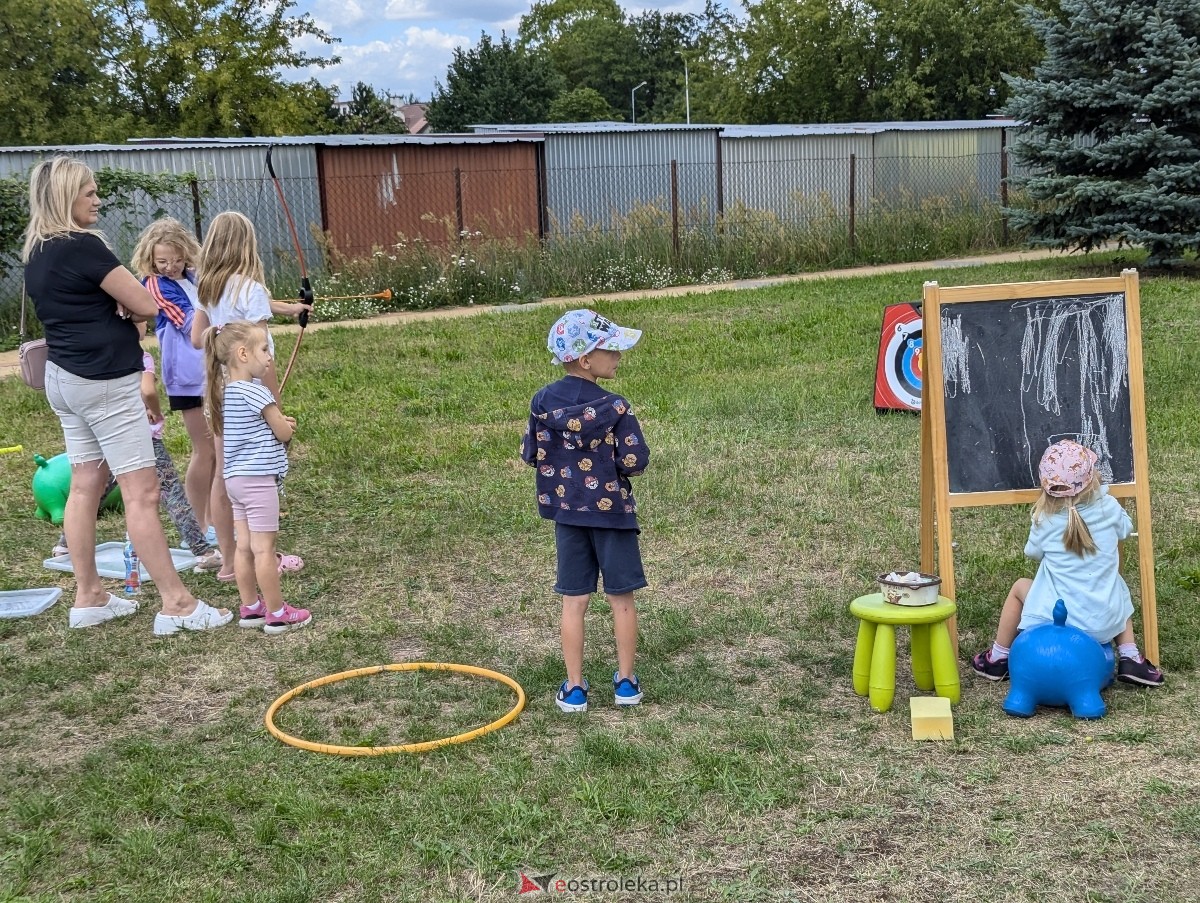 Radosny Świetlicobus na osiedlu Centrum [05.07.2024] - zdjęcie #7 - eOstroleka.pl