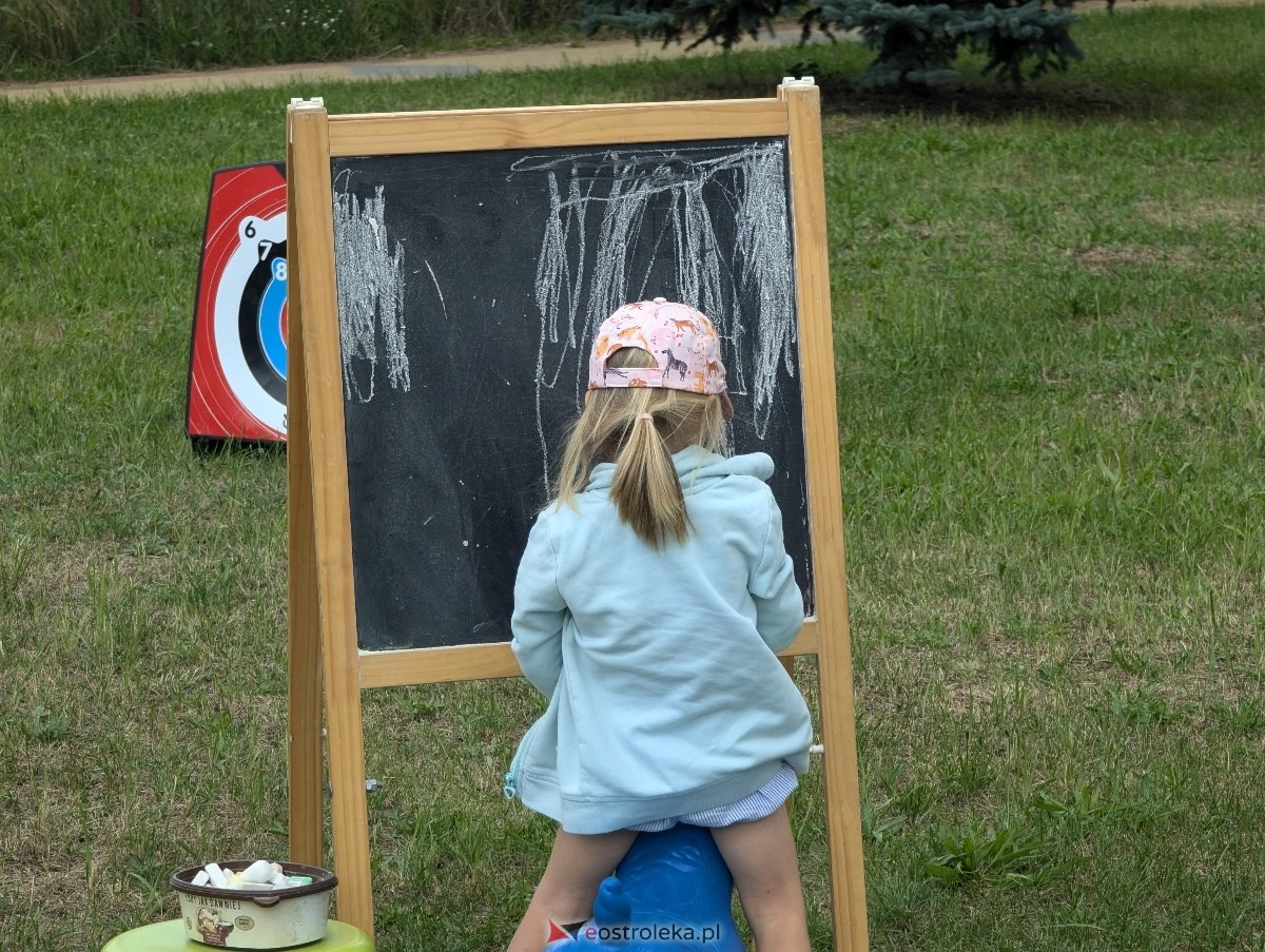 Radosny Świetlicobus na osiedlu Centrum [05.07.2024] - zdjęcie #6 - eOstroleka.pl