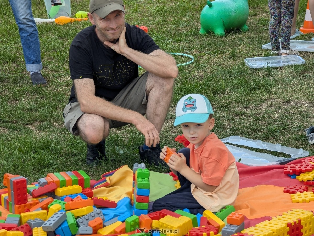 Radosny Świetlicobus na osiedlu Centrum [05.07.2024] - zdjęcie #5 - eOstroleka.pl