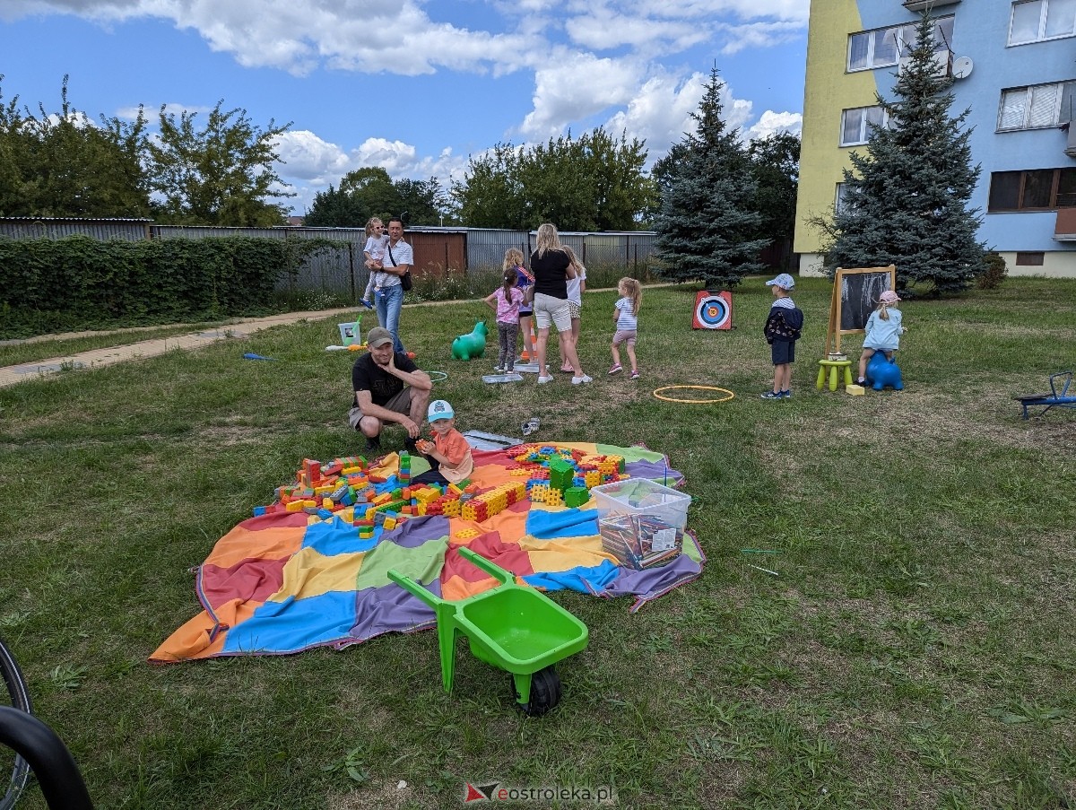Radosny Świetlicobus na osiedlu Centrum [05.07.2024] - zdjęcie #4 - eOstroleka.pl