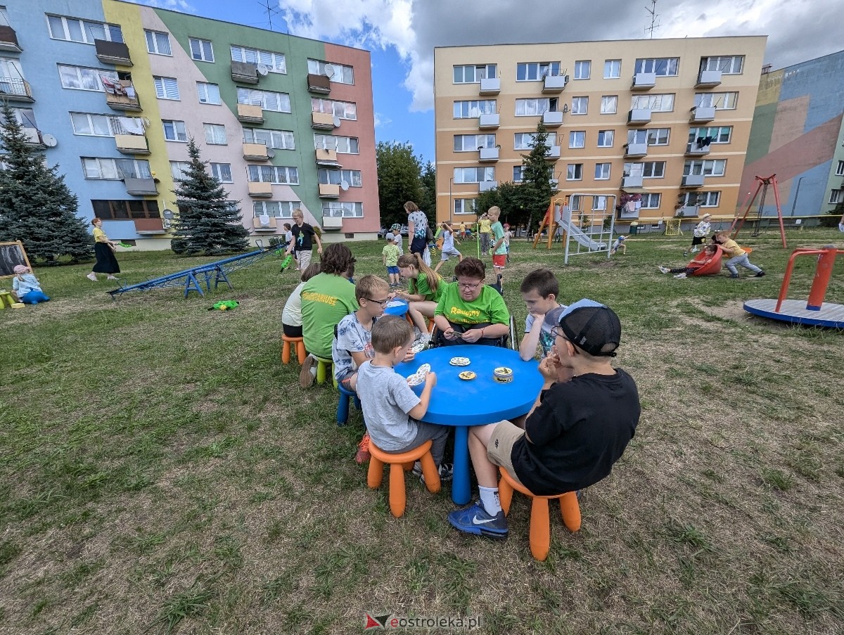 Radosny Świetlicobus na osiedlu Centrum [05.07.2024] - zdjęcie #3 - eOstroleka.pl