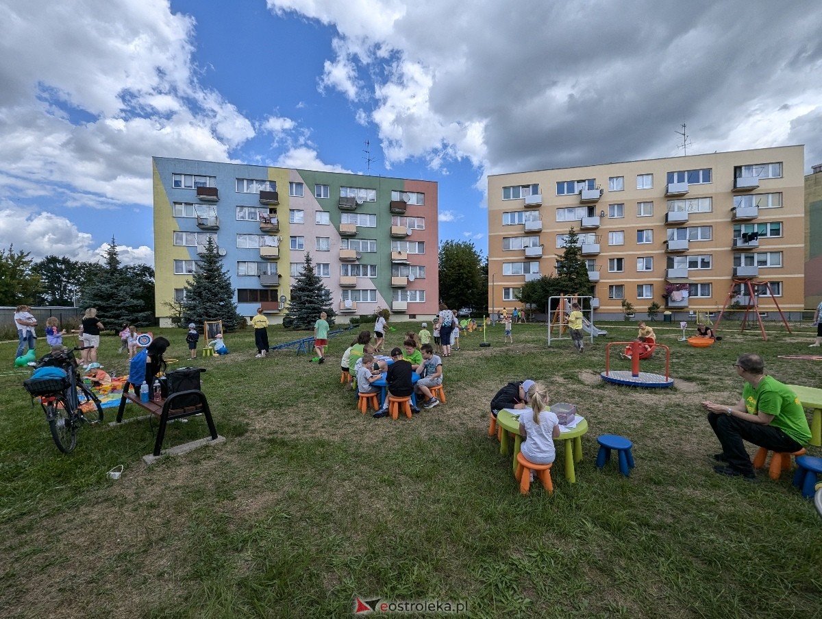 Radosny Świetlicobus na osiedlu Centrum [05.07.2024] - zdjęcie #2 - eOstroleka.pl