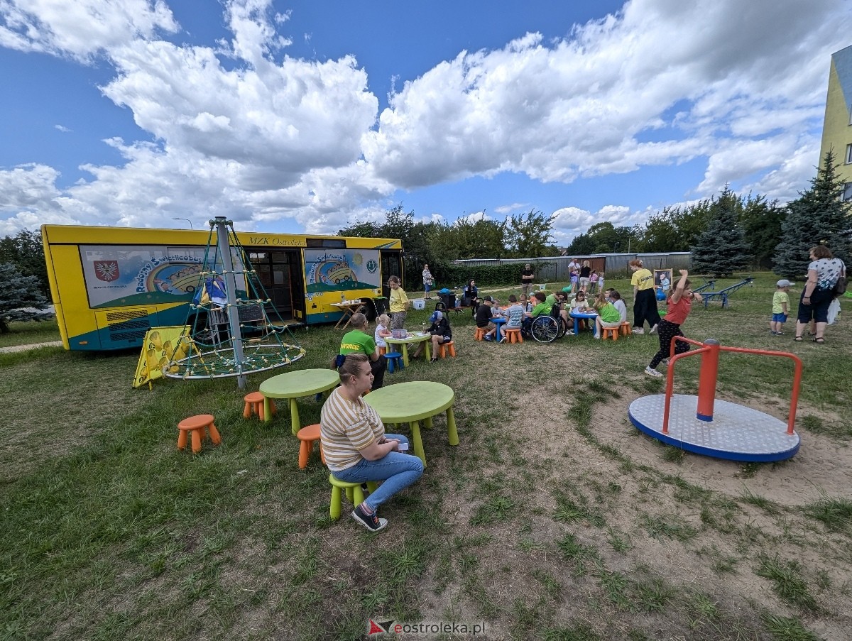 Radosny Świetlicobus na osiedlu Centrum [05.07.2024] - zdjęcie #1 - eOstroleka.pl