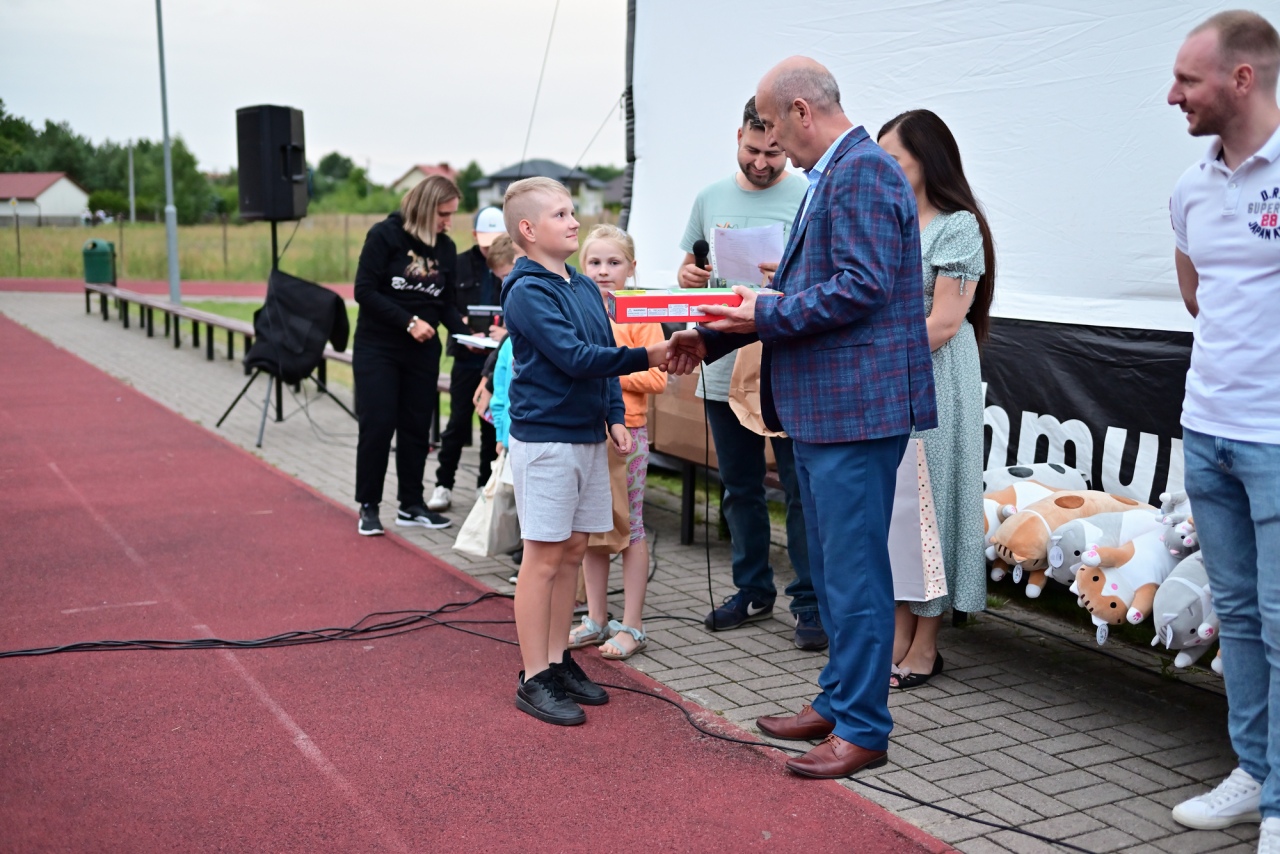Kino plenerowe Po sąsiedzku w Białobieli [07.07.2024] - zdjęcie #38 - eOstroleka.pl