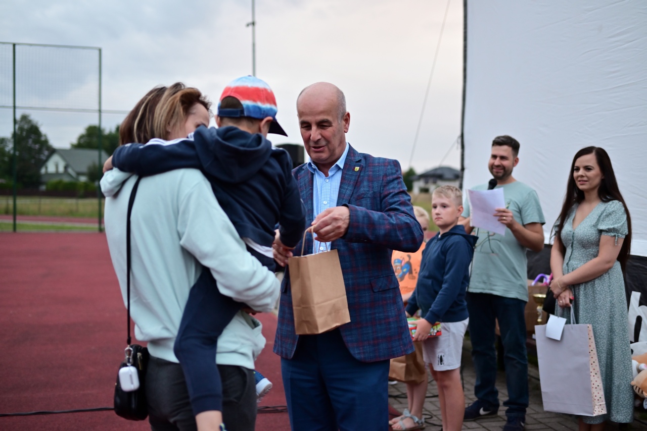 Kino plenerowe Po sąsiedzku w Białobieli [07.07.2024] - zdjęcie #36 - eOstroleka.pl