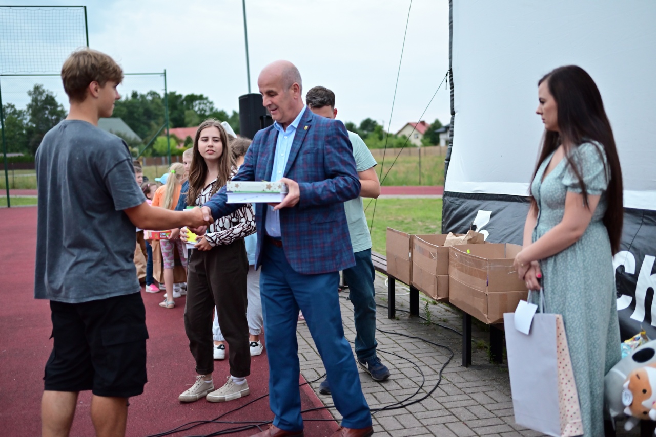 Kino plenerowe Po sąsiedzku w Białobieli [07.07.2024] - zdjęcie #34 - eOstroleka.pl