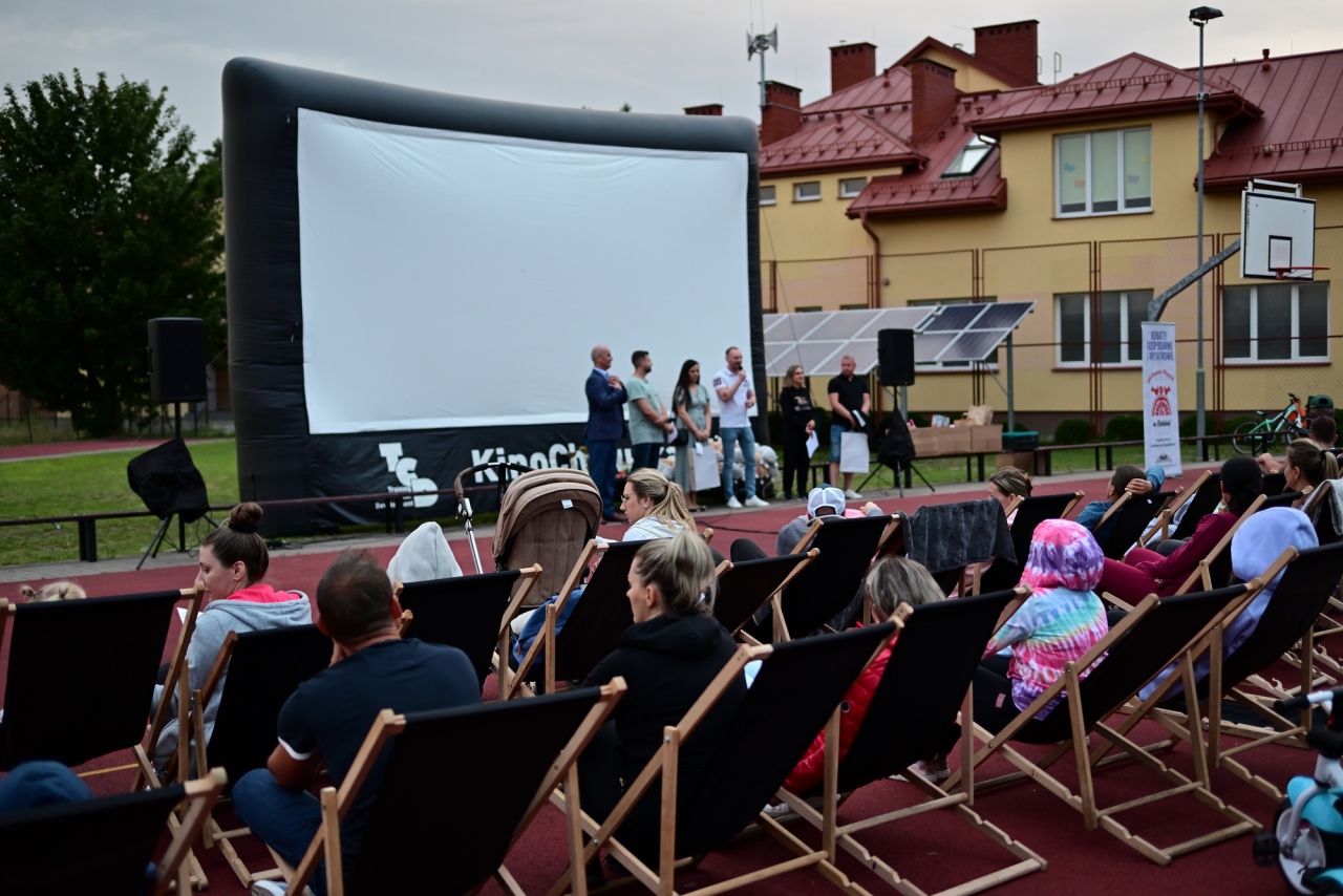 Kino plenerowe Po sąsiedzku w Białobieli [07.07.2024] - zdjęcie #33 - eOstroleka.pl