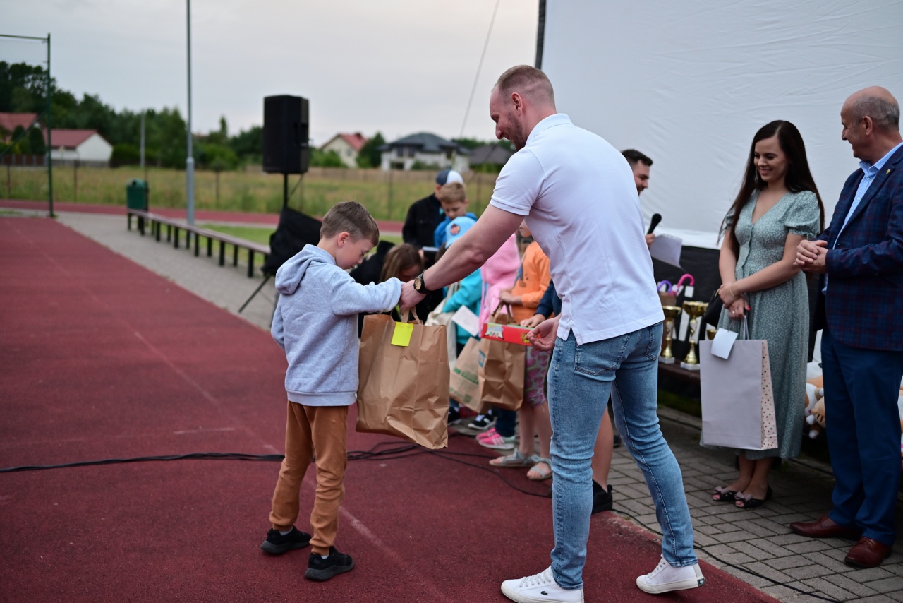 Kino plenerowe Po sąsiedzku w Białobieli [07.07.2024] - zdjęcie #32 - eOstroleka.pl