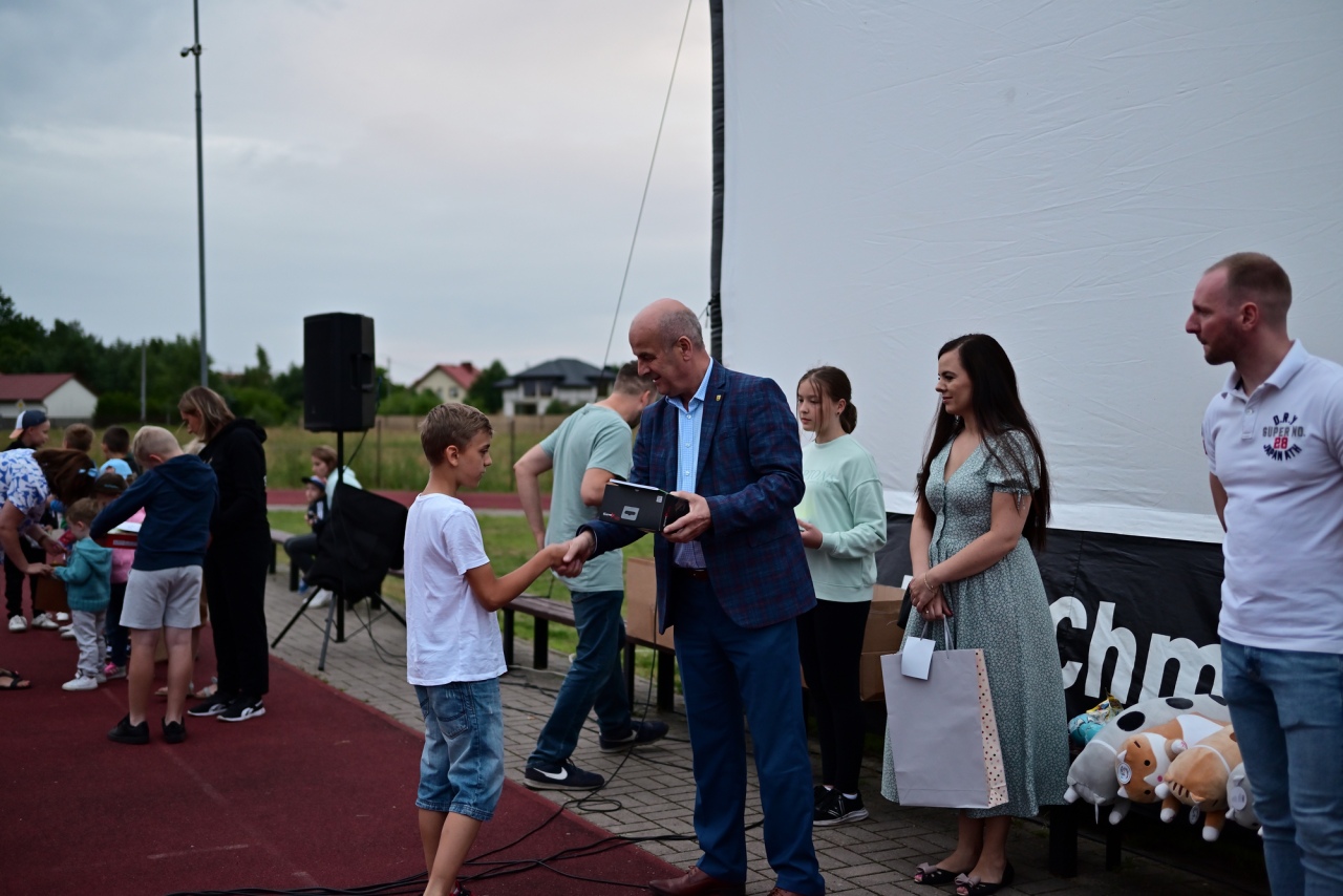 Kino plenerowe Po sąsiedzku w Białobieli [07.07.2024] - zdjęcie #31 - eOstroleka.pl