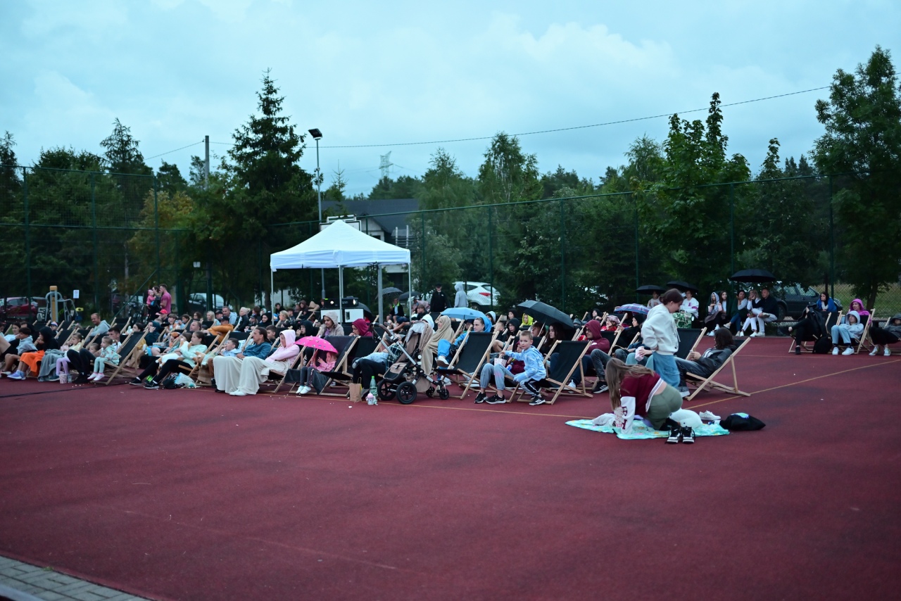 Kino plenerowe Po sąsiedzku w Białobieli [07.07.2024] - zdjęcie #30 - eOstroleka.pl
