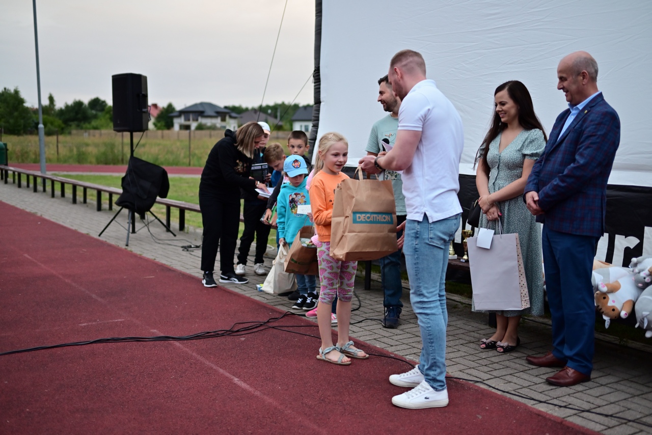 Kino plenerowe Po sąsiedzku w Białobieli [07.07.2024] - zdjęcie #28 - eOstroleka.pl