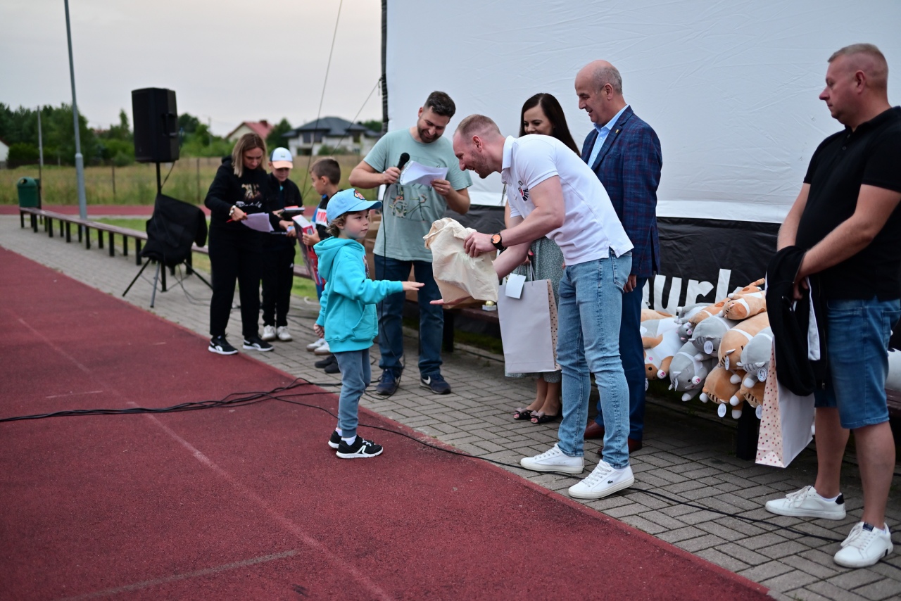 Kino plenerowe Po sąsiedzku w Białobieli [07.07.2024] - zdjęcie #27 - eOstroleka.pl