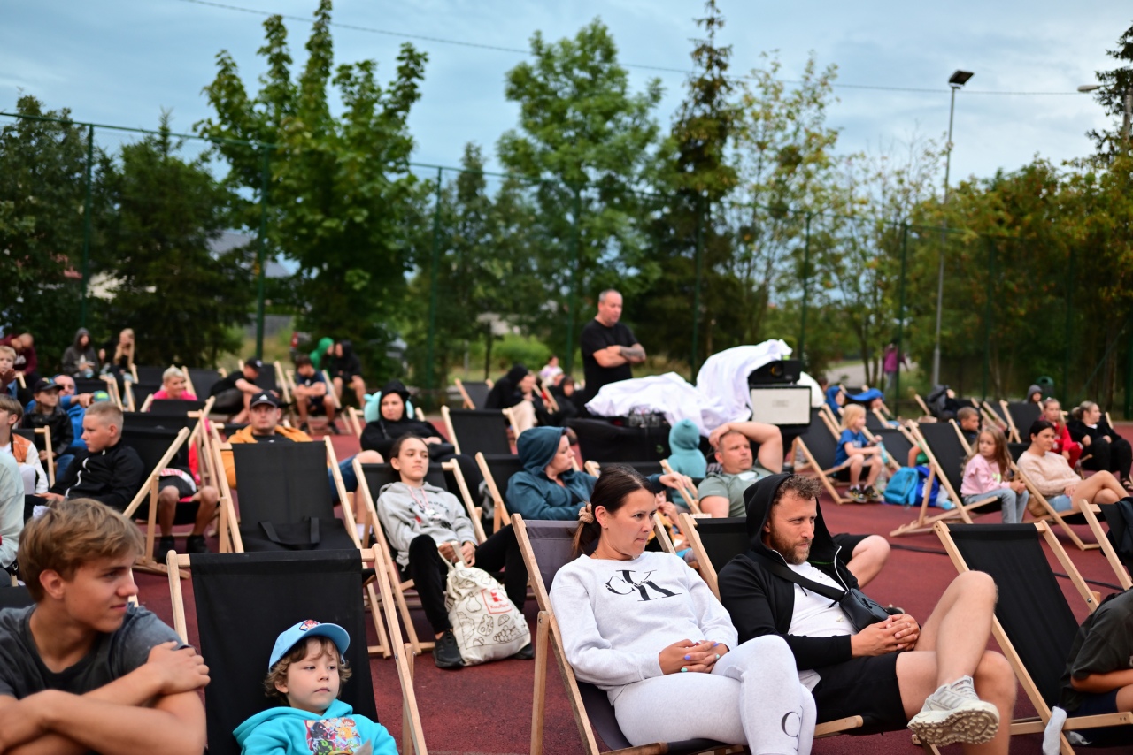 Kino plenerowe Po sąsiedzku w Białobieli [07.07.2024] - zdjęcie #26 - eOstroleka.pl