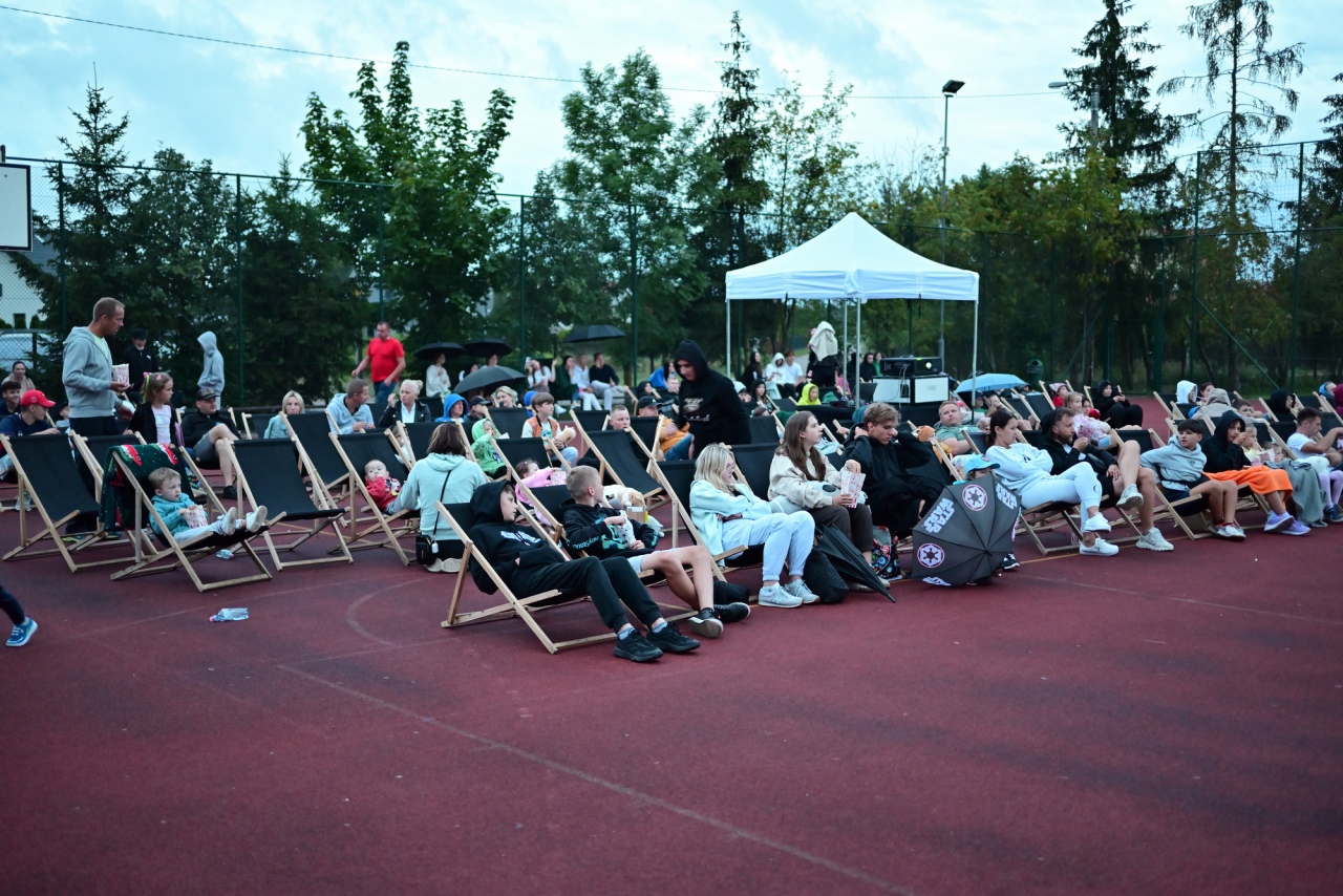 Kino plenerowe Po sąsiedzku w Białobieli [07.07.2024] - zdjęcie #25 - eOstroleka.pl
