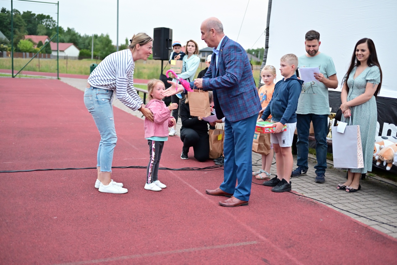 Kino plenerowe Po sąsiedzku w Białobieli [07.07.2024] - zdjęcie #23 - eOstroleka.pl
