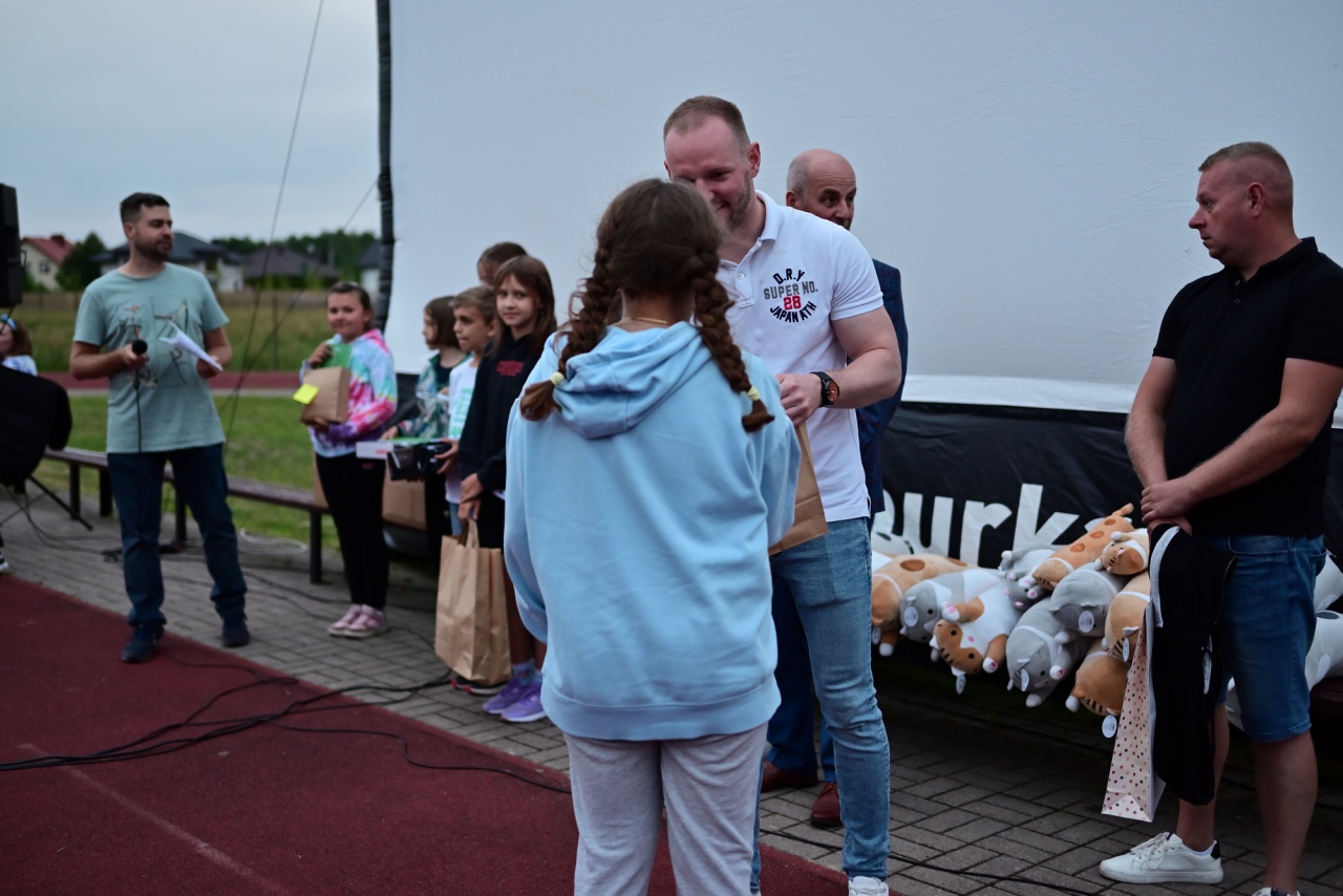 Kino plenerowe Po sąsiedzku w Białobieli [07.07.2024] - zdjęcie #22 - eOstroleka.pl
