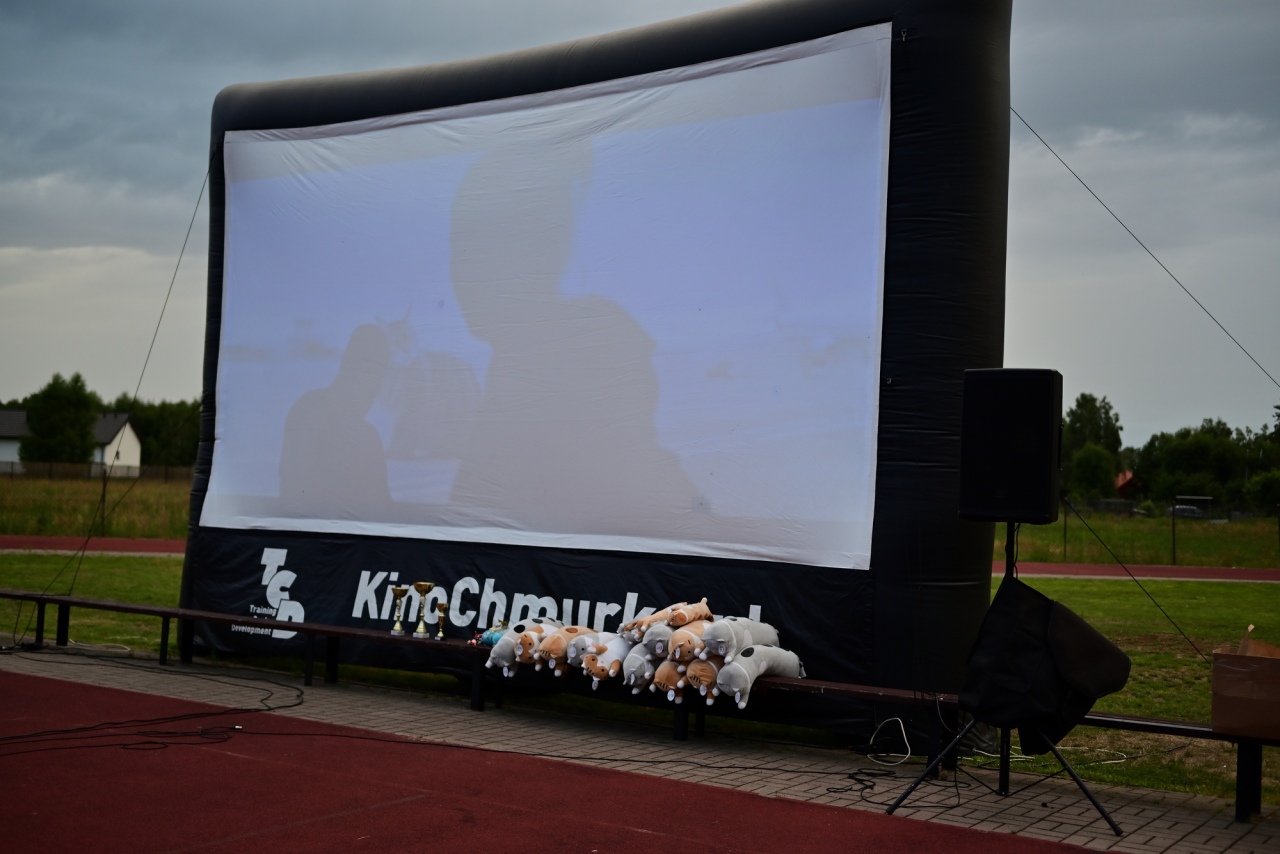 Kino plenerowe Po sąsiedzku w Białobieli [07.07.2024] - zdjęcie #20 - eOstroleka.pl