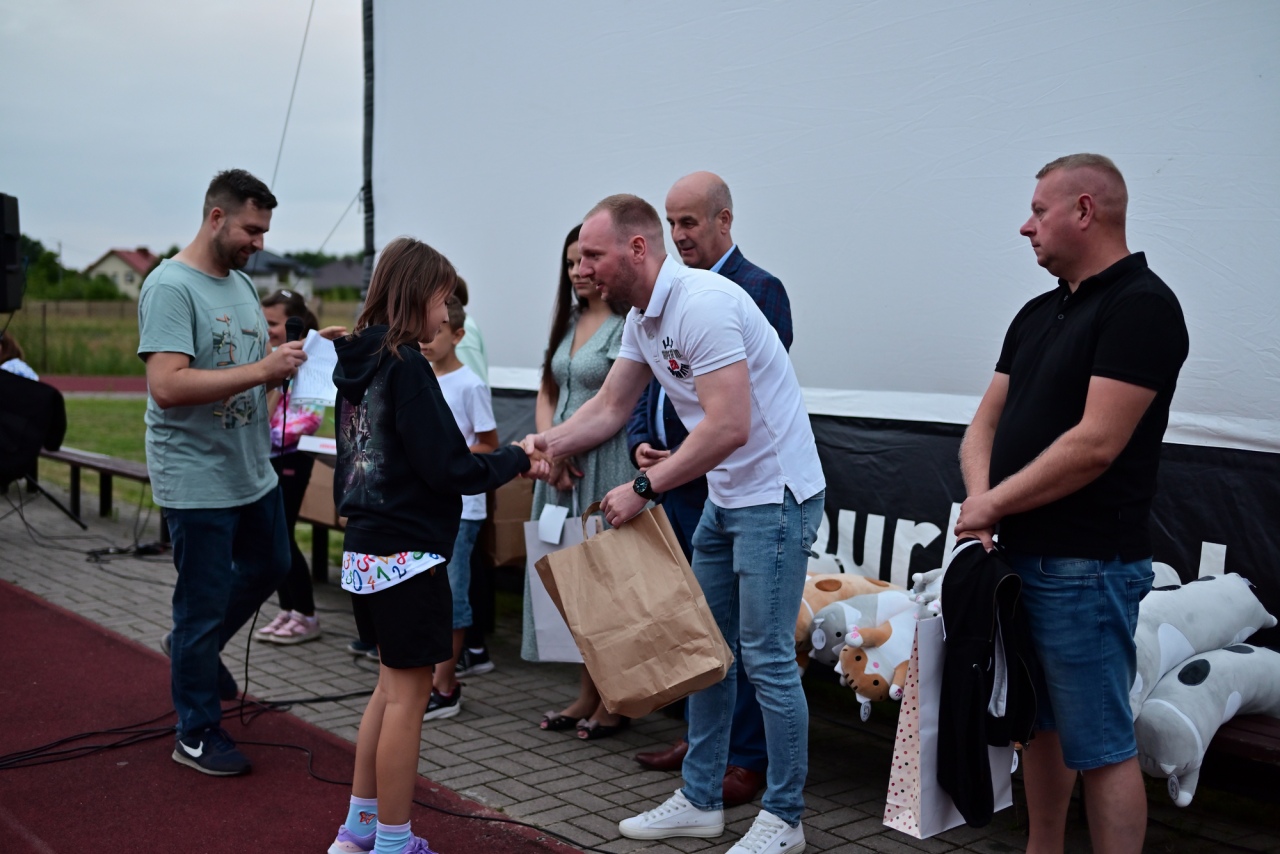 Kino plenerowe Po sąsiedzku w Białobieli [07.07.2024] - zdjęcie #19 - eOstroleka.pl