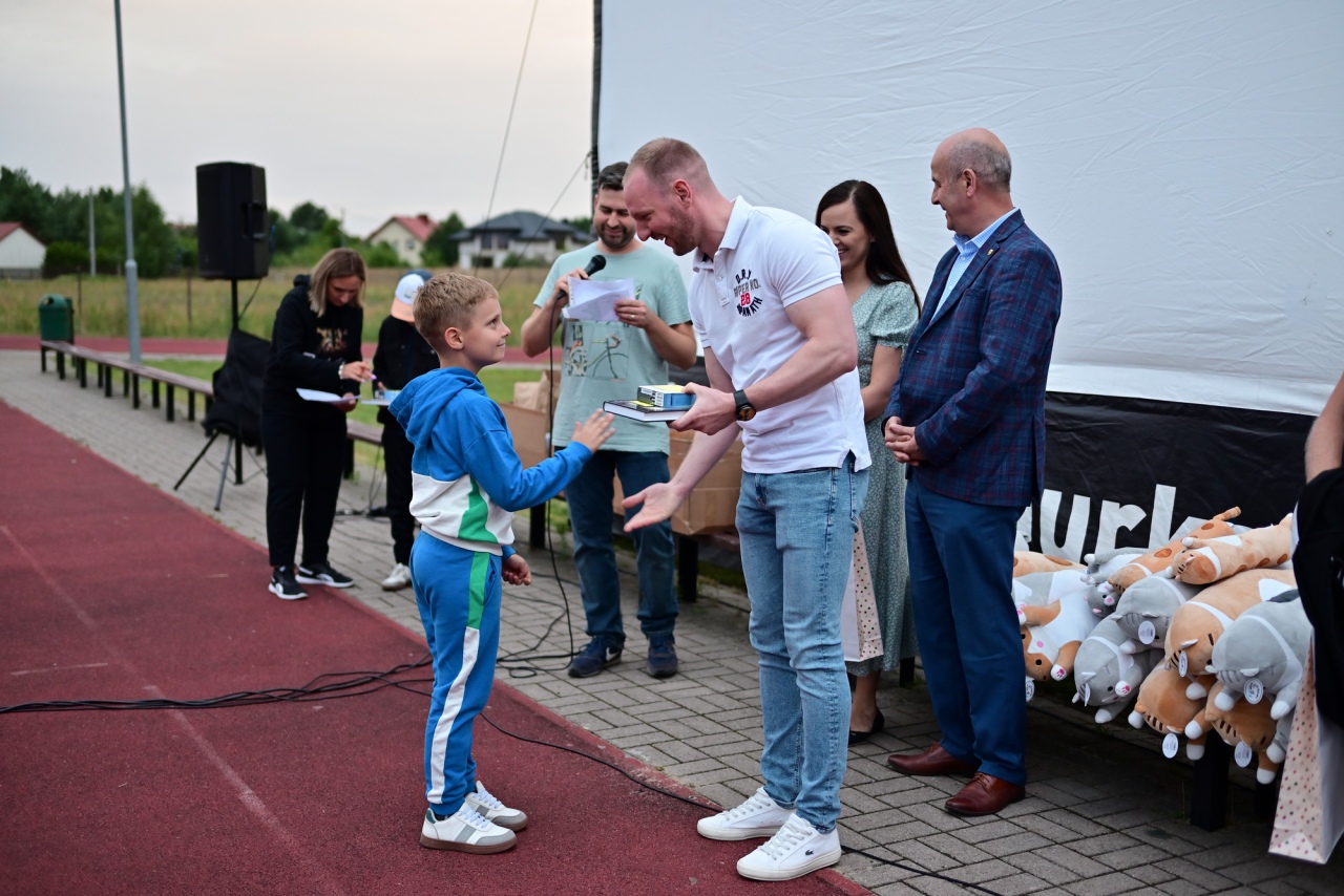 Kino plenerowe Po sąsiedzku w Białobieli [07.07.2024] - zdjęcie #18 - eOstroleka.pl