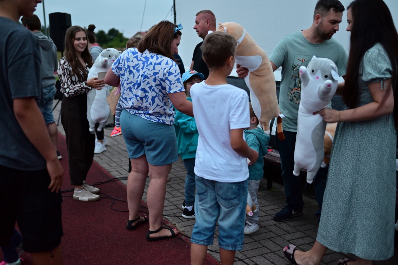 Kino plenerowe Po sąsiedzku w Białobieli [07.07.2024] - zdjęcie #17 - eOstroleka.pl