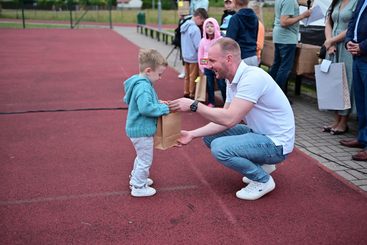 Kino plenerowe Po sąsiedzku w Białobieli [07.07.2024] - zdjęcie #16 - eOstroleka.pl