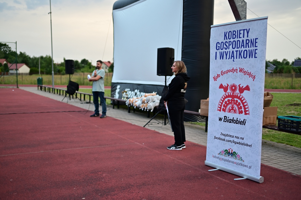 Kino plenerowe Po sąsiedzku w Białobieli [07.07.2024] - zdjęcie #14 - eOstroleka.pl
