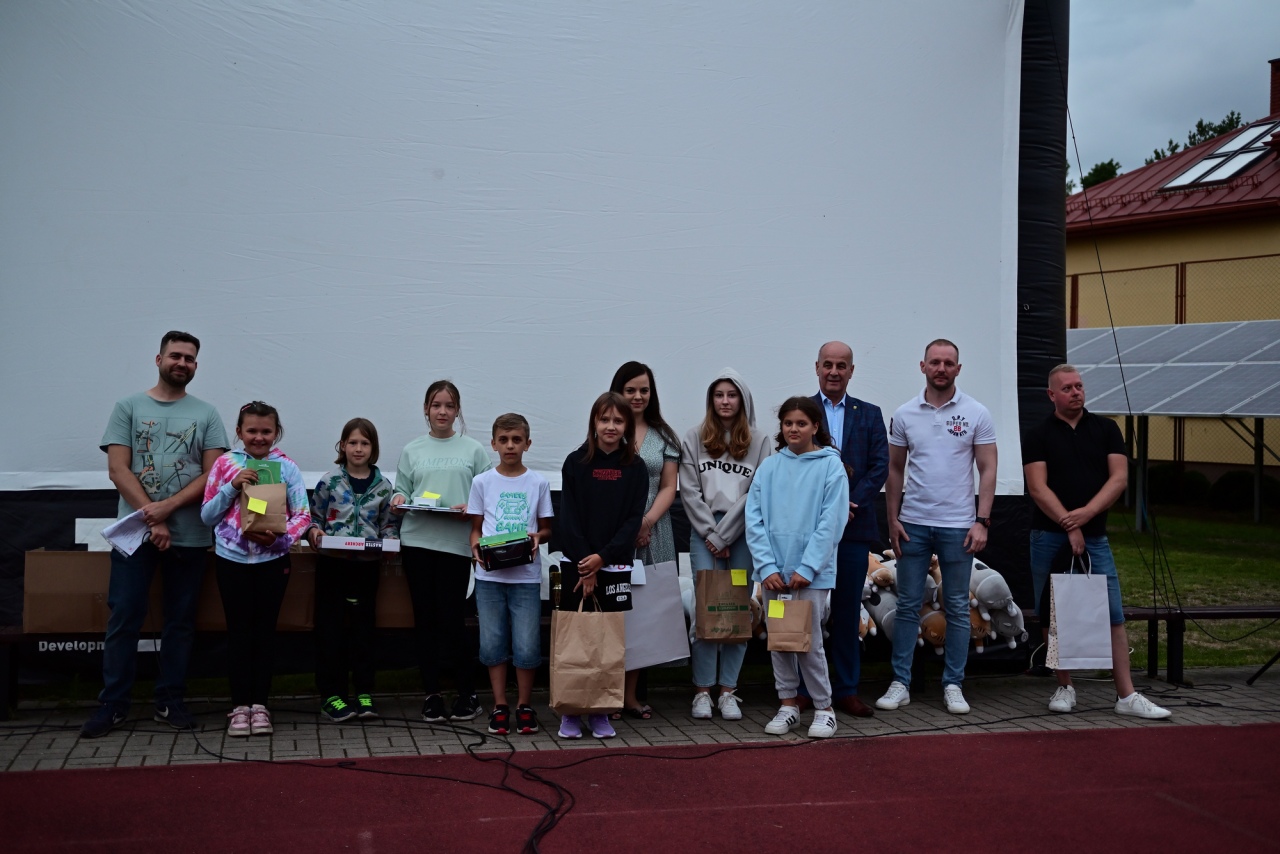 Kino plenerowe Po sąsiedzku w Białobieli [07.07.2024] - zdjęcie #12 - eOstroleka.pl