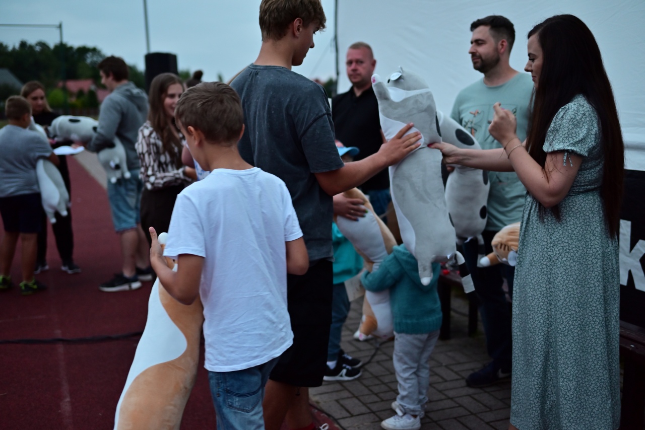 Kino plenerowe Po sąsiedzku w Białobieli [07.07.2024] - zdjęcie #10 - eOstroleka.pl