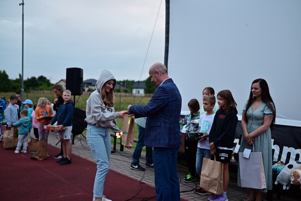 Kino plenerowe Po sąsiedzku w Białobieli [07.07.2024] - zdjęcie #9 - eOstroleka.pl