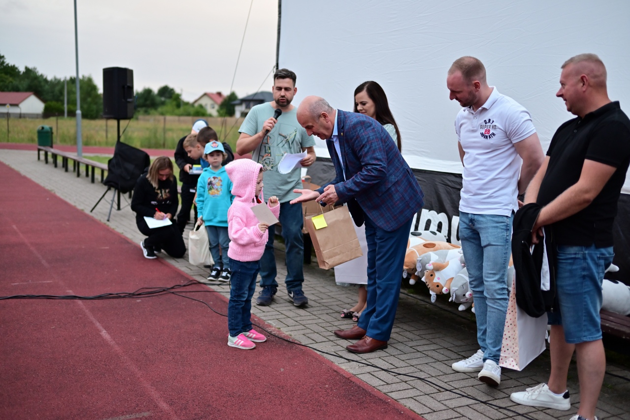 Kino plenerowe Po sąsiedzku w Białobieli [07.07.2024] - zdjęcie #8 - eOstroleka.pl
