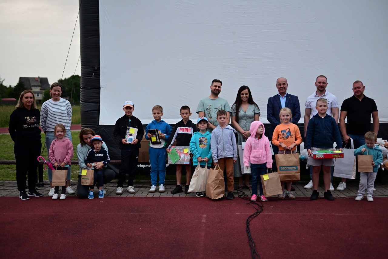 Kino plenerowe Po sąsiedzku w Białobieli [07.07.2024] - zdjęcie #7 - eOstroleka.pl