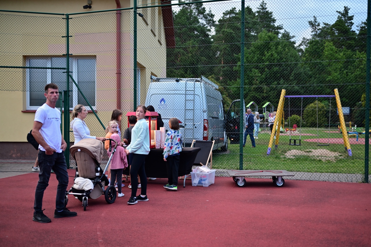 Kino plenerowe Po sąsiedzku w Białobieli [07.07.2024] - zdjęcie #6 - eOstroleka.pl