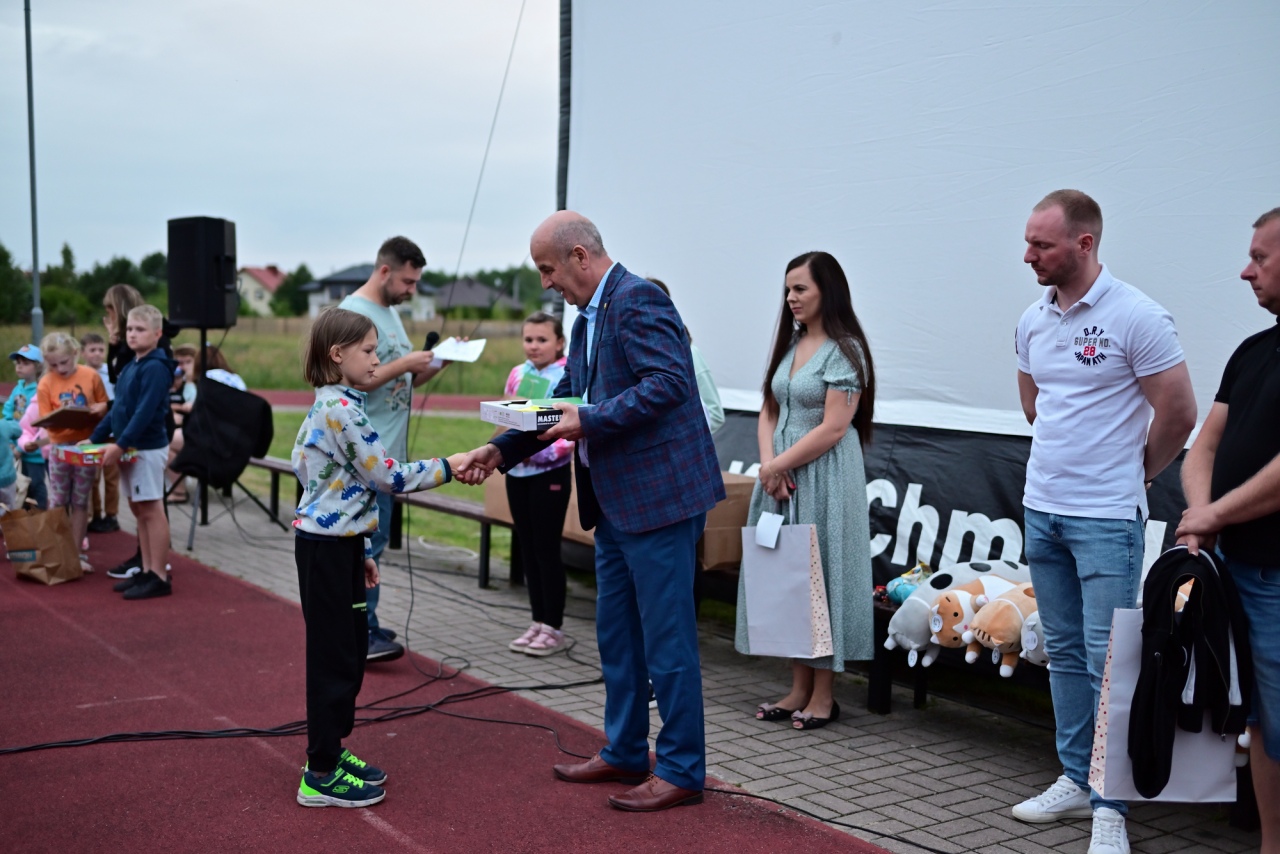 Kino plenerowe Po sąsiedzku w Białobieli [07.07.2024] - zdjęcie #4 - eOstroleka.pl