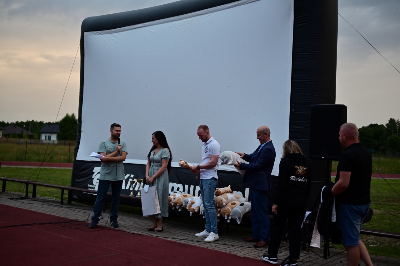 Kino plenerowe Po sąsiedzku w Białobieli [07.07.2024] - zdjęcie #3 - eOstroleka.pl