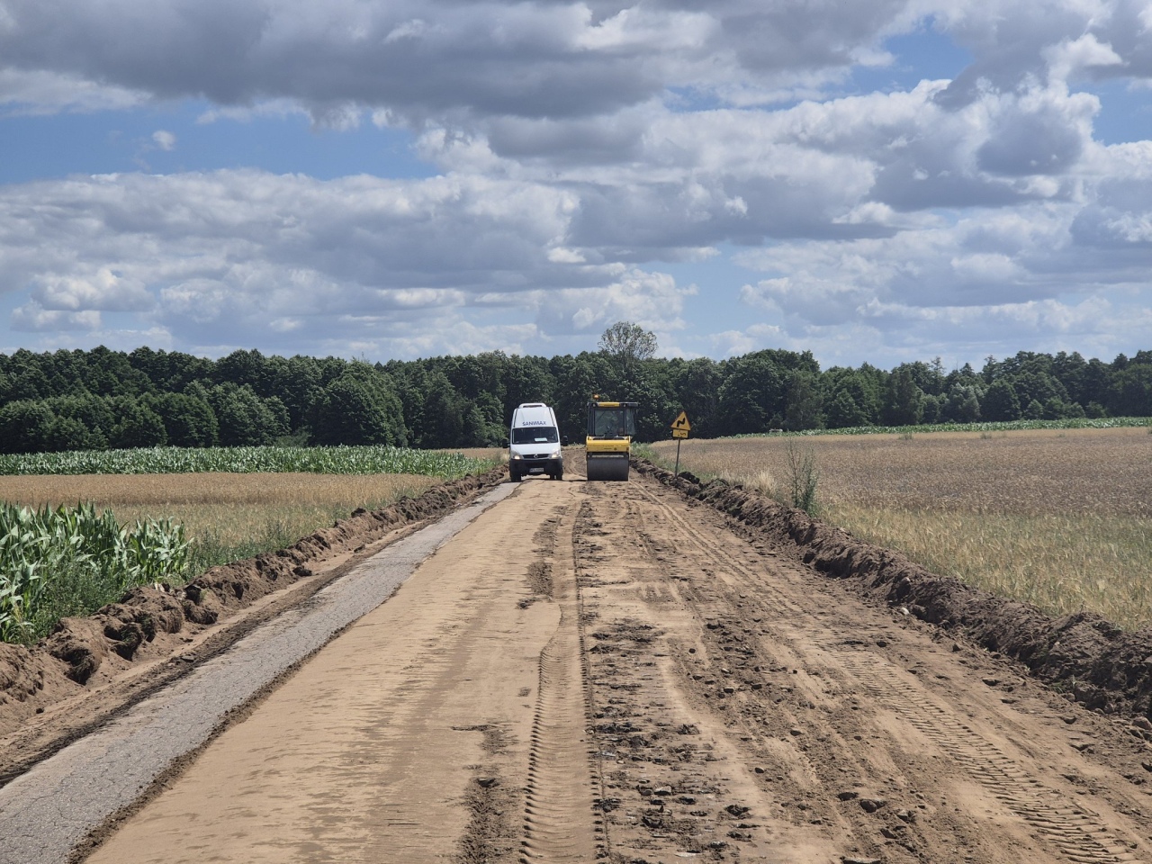 Nowa nawierzchnia na trasie Grodzisk - Janki [08.07.2024] - zdjęcie #12 - eOstroleka.pl