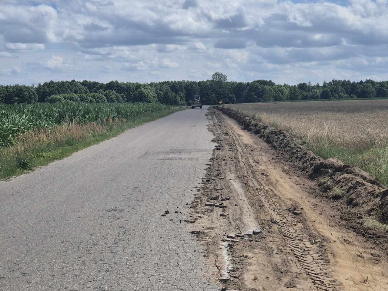 Nowa nawierzchnia na trasie Grodzisk - Janki [08.07.2024] - zdjęcie #10 - eOstroleka.pl