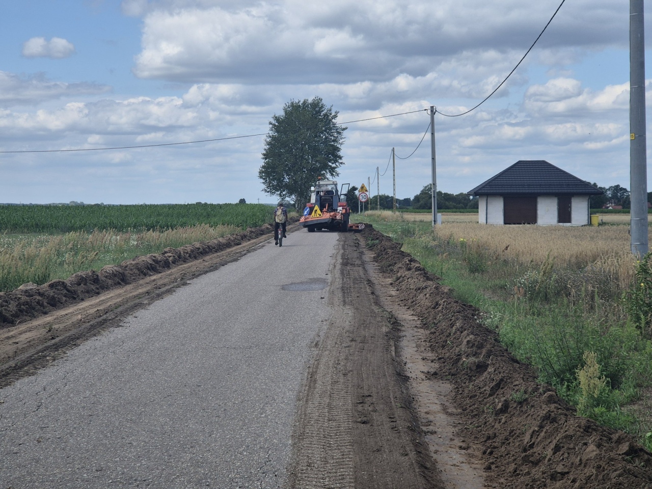 Nowa nawierzchnia na trasie Grodzisk - Janki [08.07.2024] - zdjęcie #9 - eOstroleka.pl
