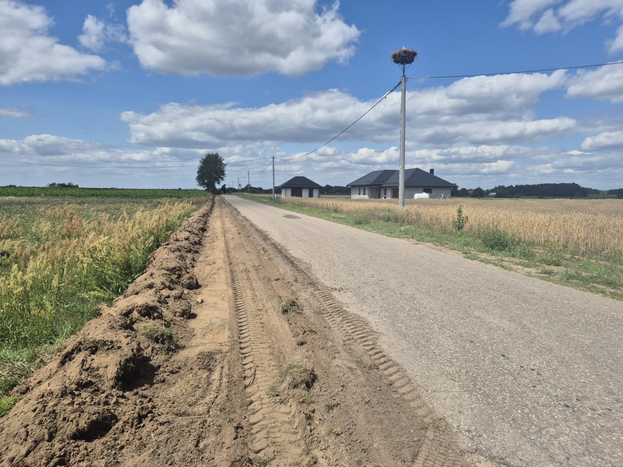 Nowa nawierzchnia na trasie Grodzisk - Janki [08.07.2024] - zdjęcie #8 - eOstroleka.pl