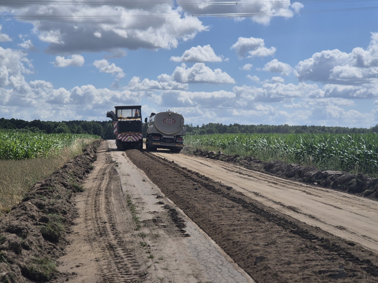 Nowa nawierzchnia na trasie Grodzisk - Janki [08.07.2024] - zdjęcie #5 - eOstroleka.pl