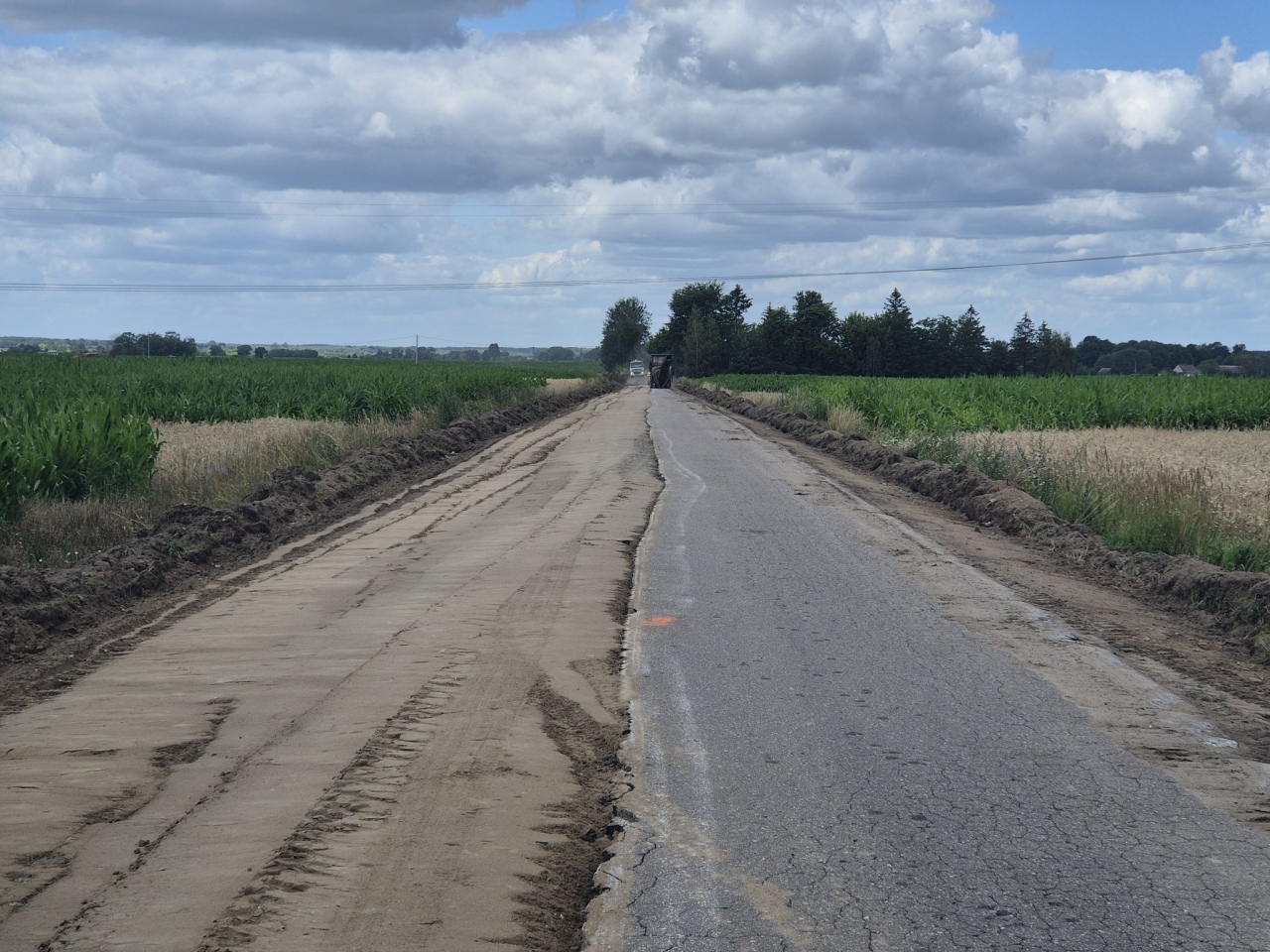 Nowa nawierzchnia na trasie Grodzisk - Janki [08.07.2024] - zdjęcie #4 - eOstroleka.pl