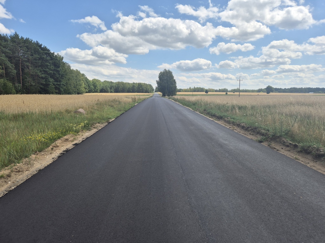Nowa nawierzchnia na trasie Grodzisk - Janki [08.07.2024] - zdjęcie #3 - eOstroleka.pl